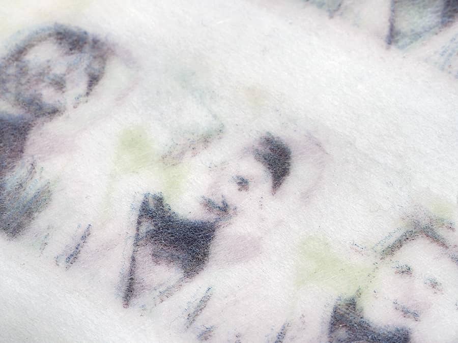 Photomaton d'une personne âgée, photogravure sur zinc en couleur.